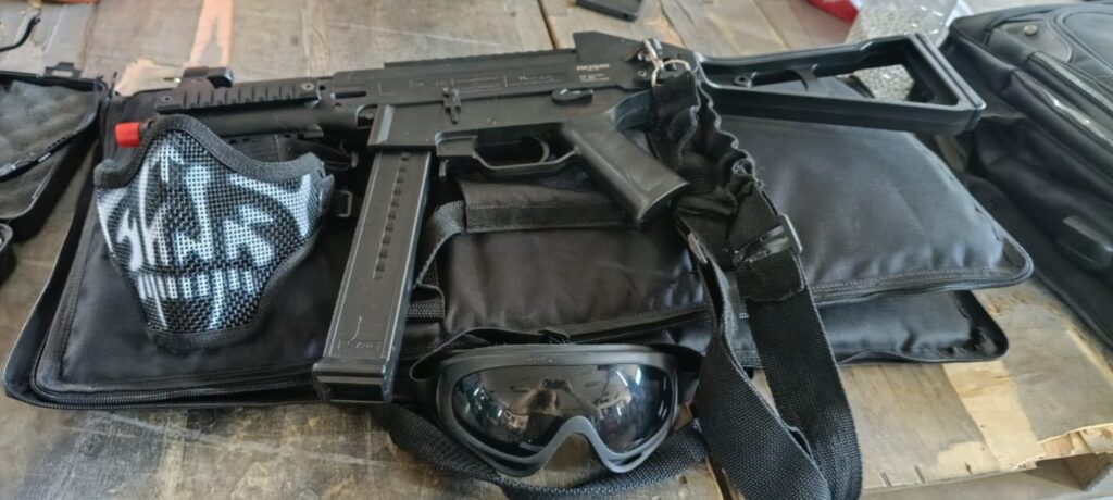 Rifle de Airsoft com máscara e óculos de proteção — foto própria NAX Airsoft