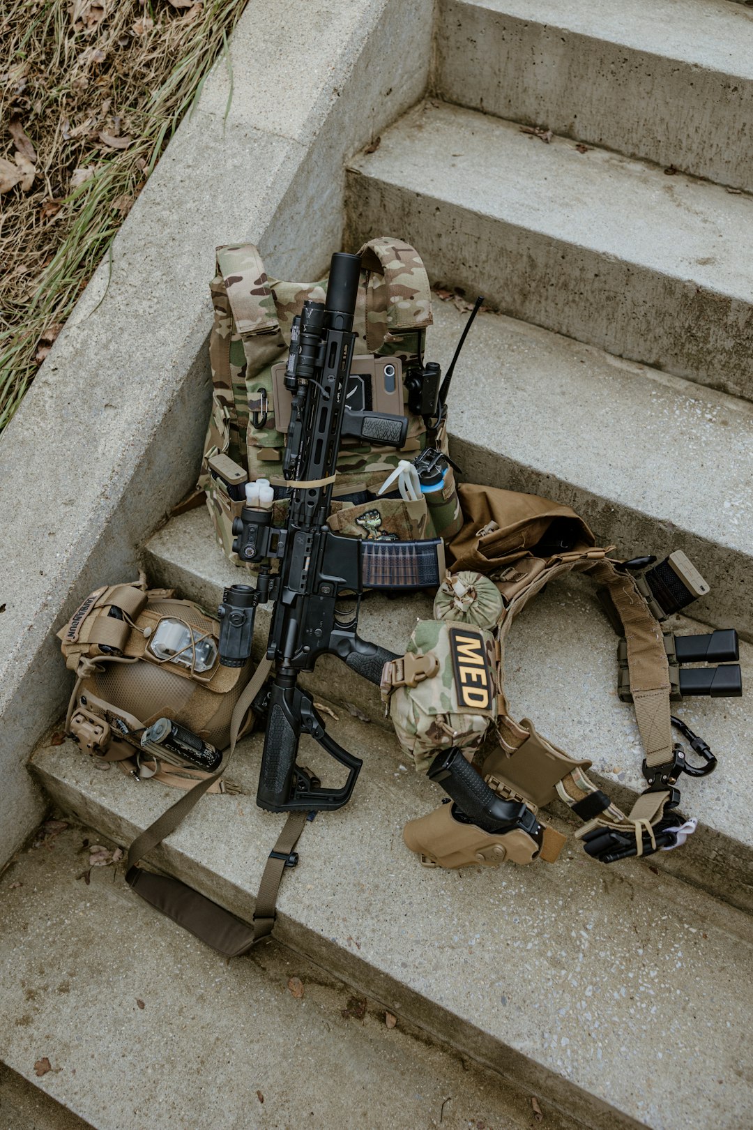 Equipamentos táticos organizados para comparar colete, chest rig e plate carrier