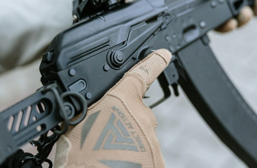 Operador com equipamento tático de Airsoft